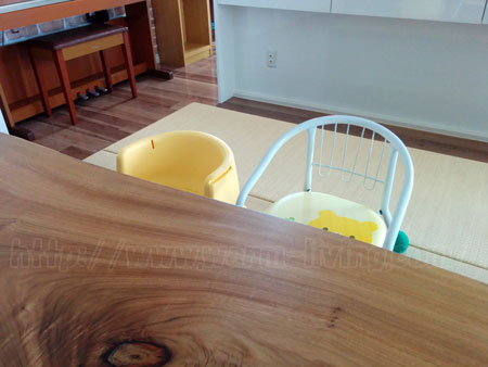 ヨシオ家の高床式ユニット畳に豆椅子置いた状態