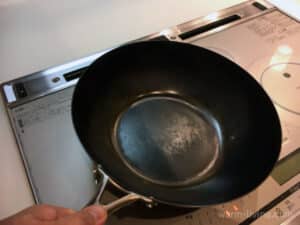鉄フライパンを洗った後は短時間カラ焼きして水分を蒸発させる