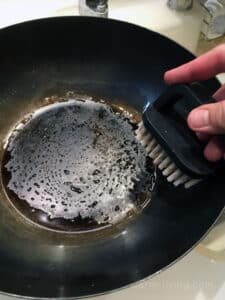 鉄フライパンを水洗いしているところ