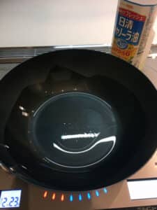 鉄フライパンの「油慣らし」(シーズニング)をしている