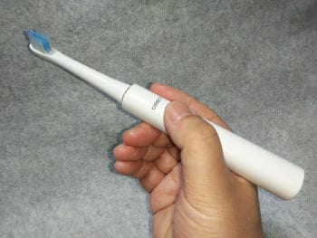 手に持ったオムロン電動歯ブラシHT-B213-W