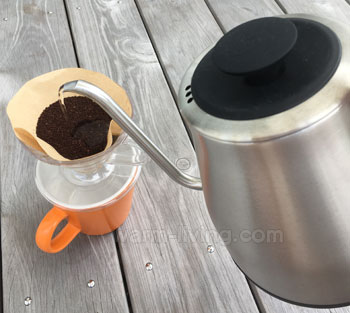 OXOのドリップケトルでコーヒードリッパーにお湯を注ぐ