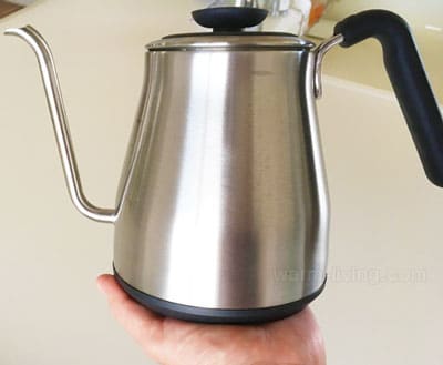 OXOドリップケトルの沸騰後の本体裏を手で触れてみる