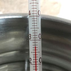 OXOカフェケトルに温度計を差した挿した（約27.5℃）